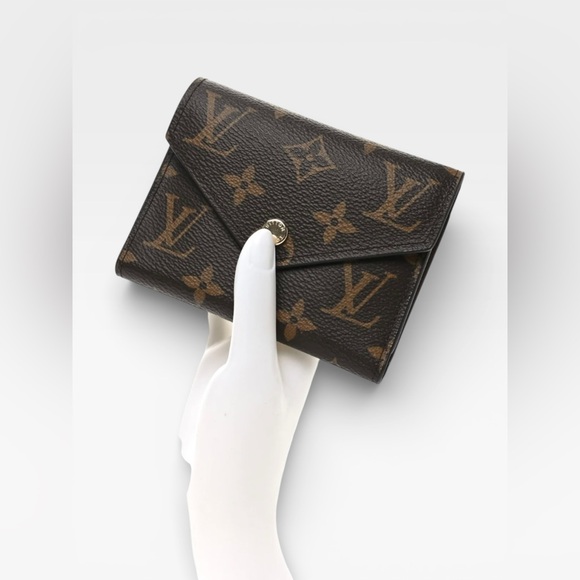 LOUIS VUITTON 2019 Monogram Victorine Wallet - Picture 14 of 16